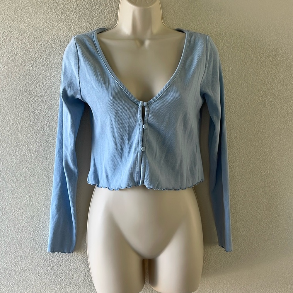 💕 H&M medium blue ribbed long sleeve button up crop top